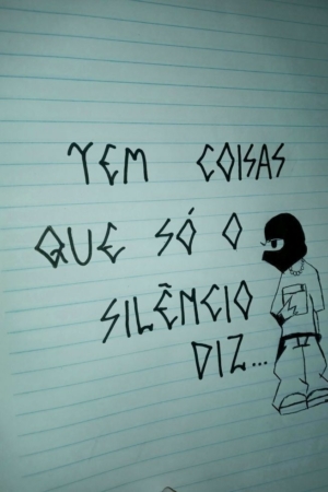 Mensagem manuscrita em português em papel pautado de caderno, com desenhos de criação de uma pessoa. Texto: "Tem coisas que só o silêncio diz... Para Colorir.