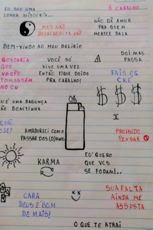 Uma página de caderno fácil repleta de Desenhos de criação, vários rabiscos, frases e símbolos em diferentes cores de tinta. Para Colorir.