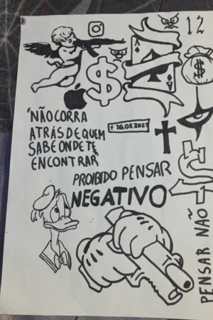 Um caderno repleto de desenhos do cria apresenta uma mistura eclética de designs, incluindo um crucifixo, cifrões, um pato de desenho animado, armas de fogo e outros símbolos e frases intrigantes. Para Colorir.