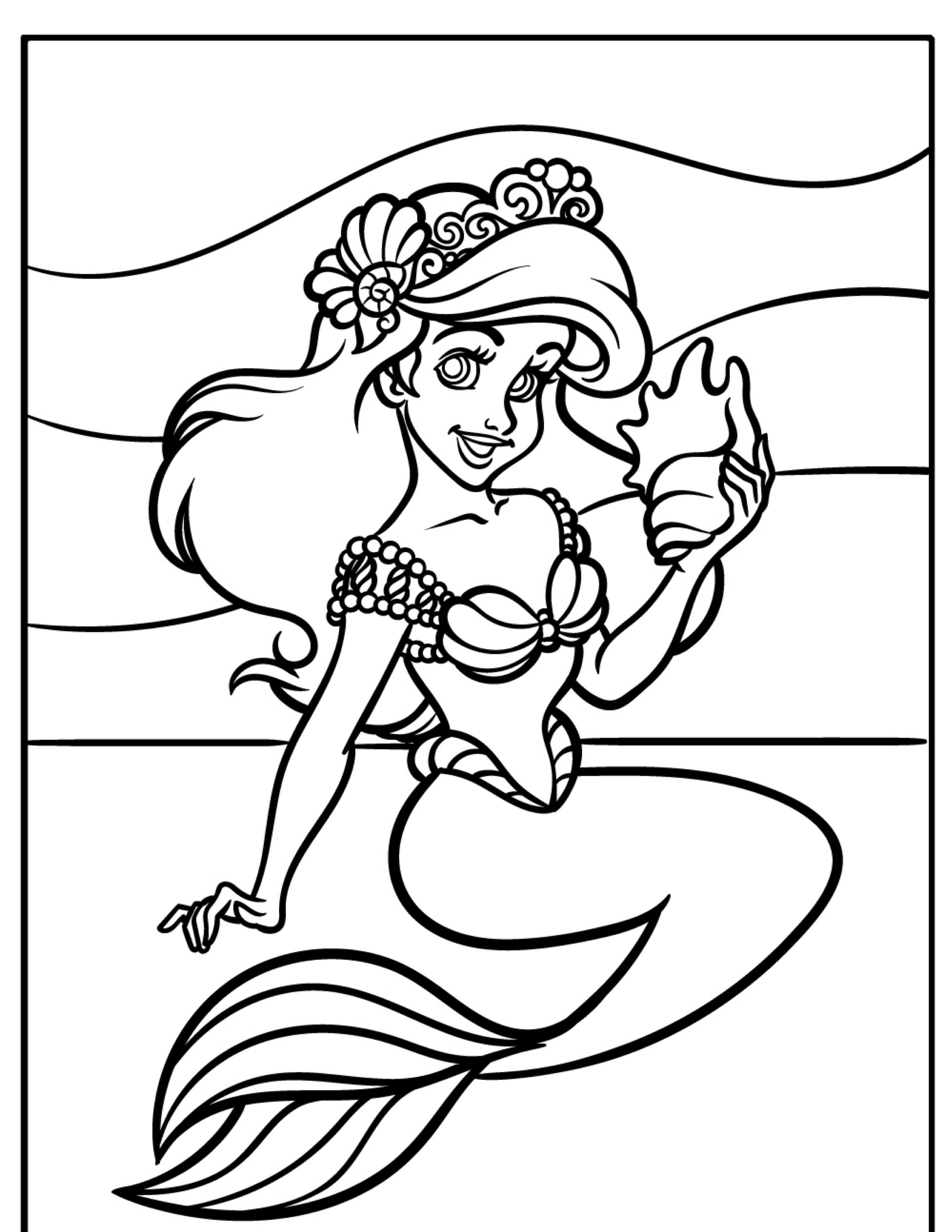 Desenho para colorir de Ariel, uma sereia de cabelos longos, usando uma coroa de flores e segurando uma concha, com ondas ao fundo. Ideal para colorir e se divertir com um belo desenho.