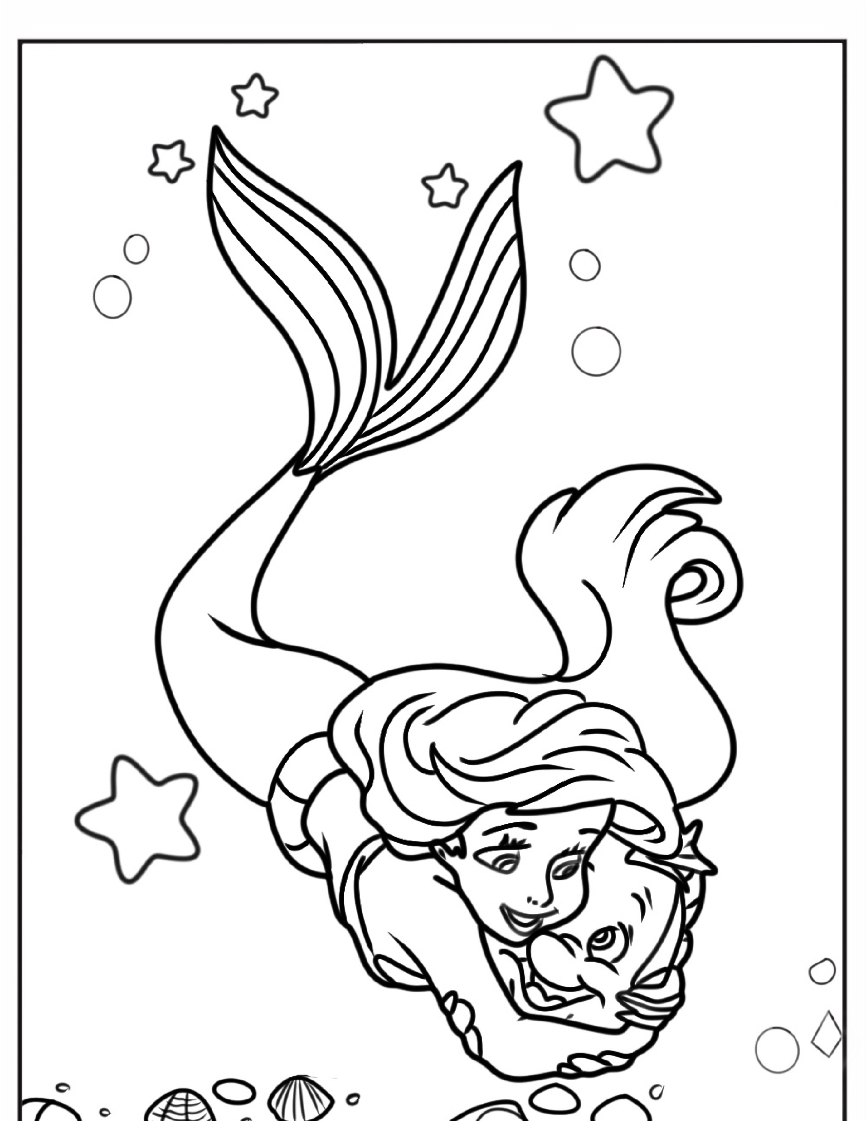 Um desenho para colorir com Ariel, a sereia, nadando debaixo d'água com estrelas do mar, conchas e bolhas ao seu redor em um encantador contorno de página para colorir.