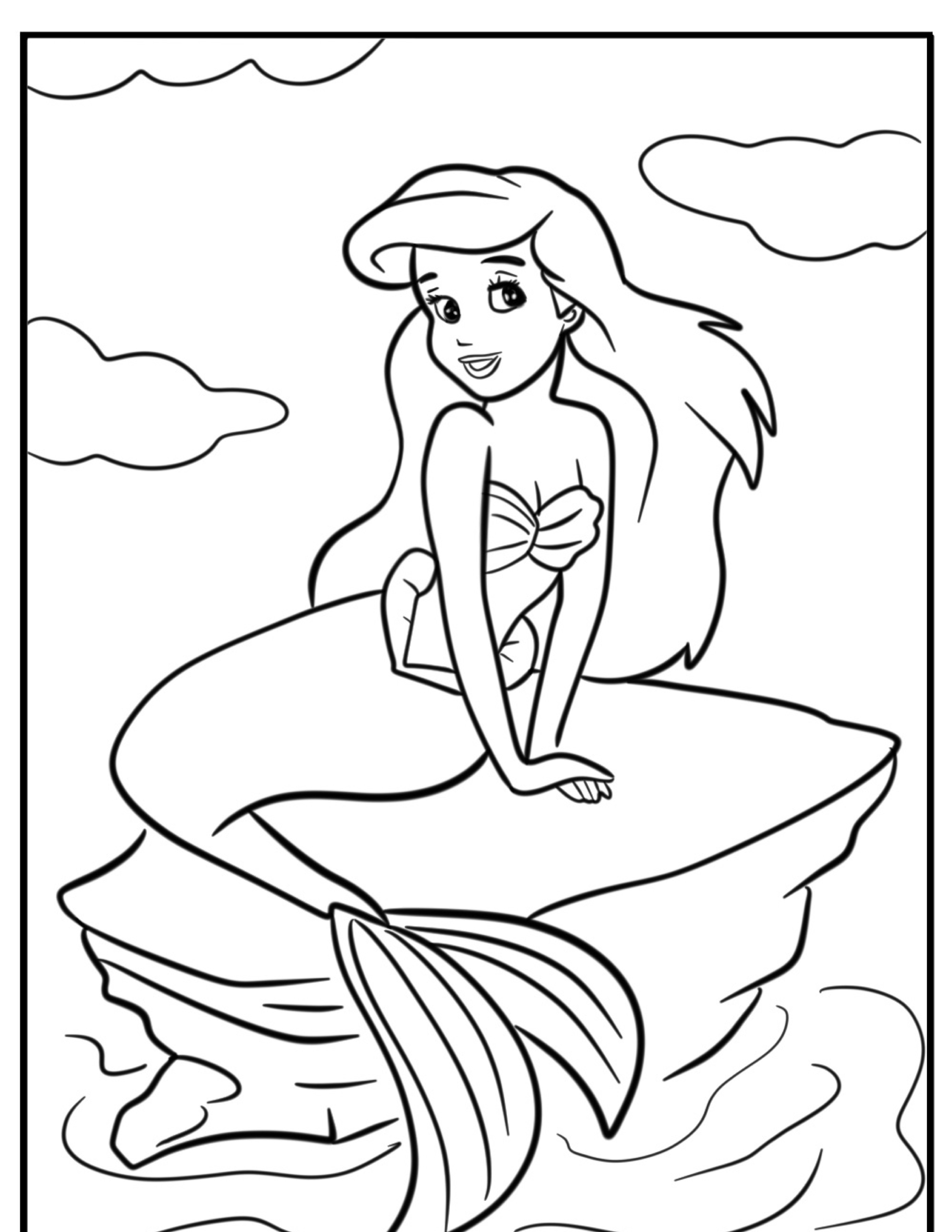 Ariel, a encantadora sereia de cabelos longos, senta-se graciosamente em uma pedra no mar com nuvens vagando preguiçosamente pelo céu. Desenho para colorir style.