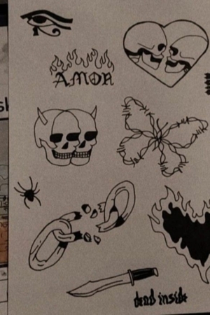 Um caderno de desenhos de tatuagens em tinta preta, com caveiras, um coração, uma aranha, uma adaga, elos de corrente e a palavra "AMOR". Esses desenhos são detalhados, mas fáceis de adaptar a qualquer estilo. Para Colorir.