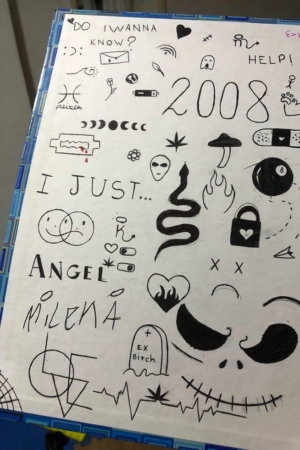 Página de caderno cheia de vários rabiscos, incluindo "2008", corações, expressões faciais e desenhos aleatórios. Para Colorir.