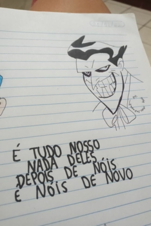 Desenho de um homem sorridente com texto em português sobre papel pautado, mostrando Desenhos de criação fáceis de fazer no caderno. Para Colorir.