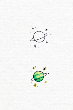 Dois rabiscos de planetas: um contornado em preto com estrelas, e um planeta colorido de verde com anéis e estrelas abaixo dele, perfeito para quem busca desenhos fáceis para aliviar o cansaço. Para Desenhar.