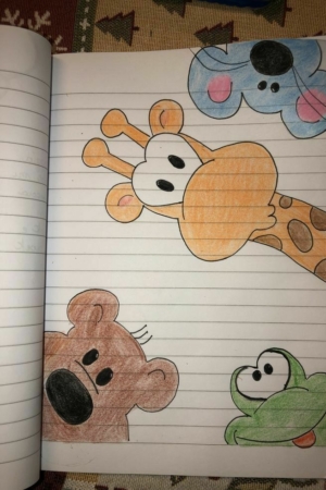 Desenho de uma girafa, um cachorro, um urso e um sapo em papel de caderno pautado com fundo estampado em tecido. Para desenhar.