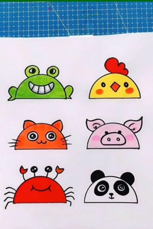 Seis rostos fofos de animais de desenho animado em papel branco: sapo, galinha, gato, porco, caranguejo e panda, todos dispostos em um fundo de tapete de corte azul. Um Desenho Fofo perfeito para quem ama Desenhar! Para desenhar.