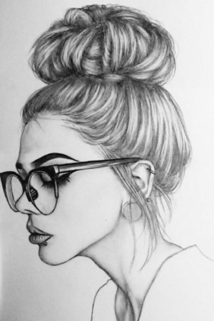 Esboço de uma mulher de perfil, usando óculos, com o cabelo preso em um coque bagunçado e apresentando características faciais detalhadas — uma verdadeira obra-prima dos Desenhos Legais.