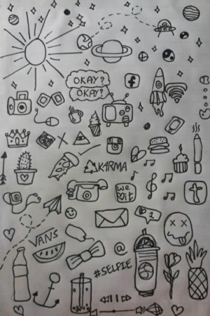 Desenho de doodle artístico com vários ícones, incluindo um sol, planetas, foguete, pizza, café, selfie, sorvete e notas musicais - perfeito para capa do caderno.