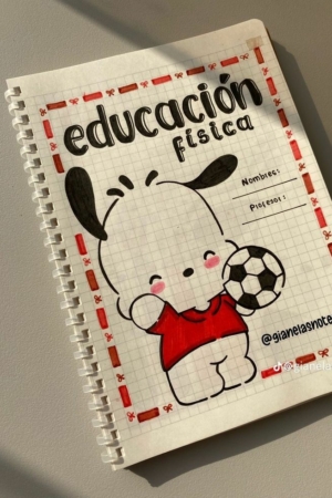 Capa de caderno com um desenho fofo de um cachorro segurando uma bola de futebol, com a legenda "Educação Física" e espaço para nome e professor.