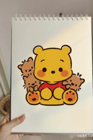 Desenho de um urso amarelo em uma camisa vermelha sentada com três pequenos ursos marrons no colo e atrás dos ombros. A imagem é perfeita para uma capa do caderno, trazendo um toque de ternura e alegria.