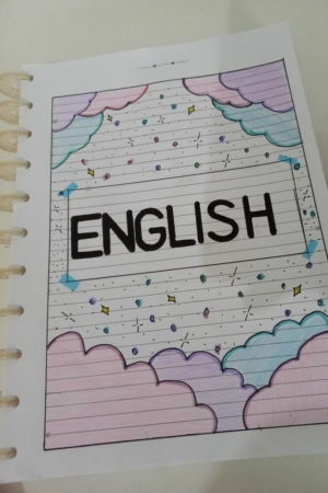 Página de caderno com "INGLÊS" em letras garrafais, cercada por nuvens e estrelas coloridas, lembrando um desenho caprichoso em uma capa de caderno.