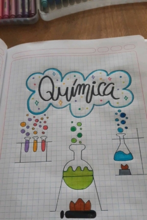 Desenho de equipamentos de laboratório, líquidos coloridos e a palavra 'Química' sobre papel quadriculado, perfeito como capa do caderno.