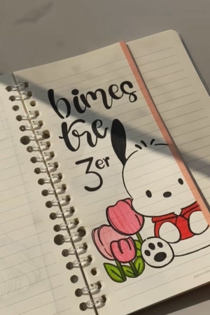 Caderno aberto com a inscrição "bimes tre 3er", com um desenho fofo de um cachorro de desenho animado e flores rosas na página direita.