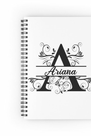 Um caderno com espiral com o nome "Ariana" elegantemente impresso sobre uma letra "A" decorativa e ornamentada na capa do caderno.