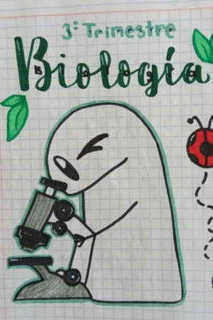 Personagem desenhado à mão usando um microscópio, com texto "3° Trimestre Biología" e uma joaninha na capa do caderno. Canetas e papel são visíveis.