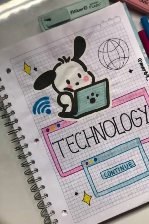 Uma página de caderno com um desenho fofo de um cachorro segurando um laptop, a palavra "Tecnologia" e ilustrações de elementos e ícones da web adornam a capa do caderno.