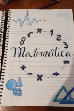 Página de caderno com "Matemática" em texto decorado, símbolos matemáticos, desenhos geométricos de formas e gráficos, e uma capa do caderno lindamente desenhada.