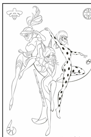 Três super-heroínas em poses dinâmicas, cada uma usando trajes únicos com diferentes padrões e acessórios, lembrando personagens de Desenhos Para Colorir. Para colorir.