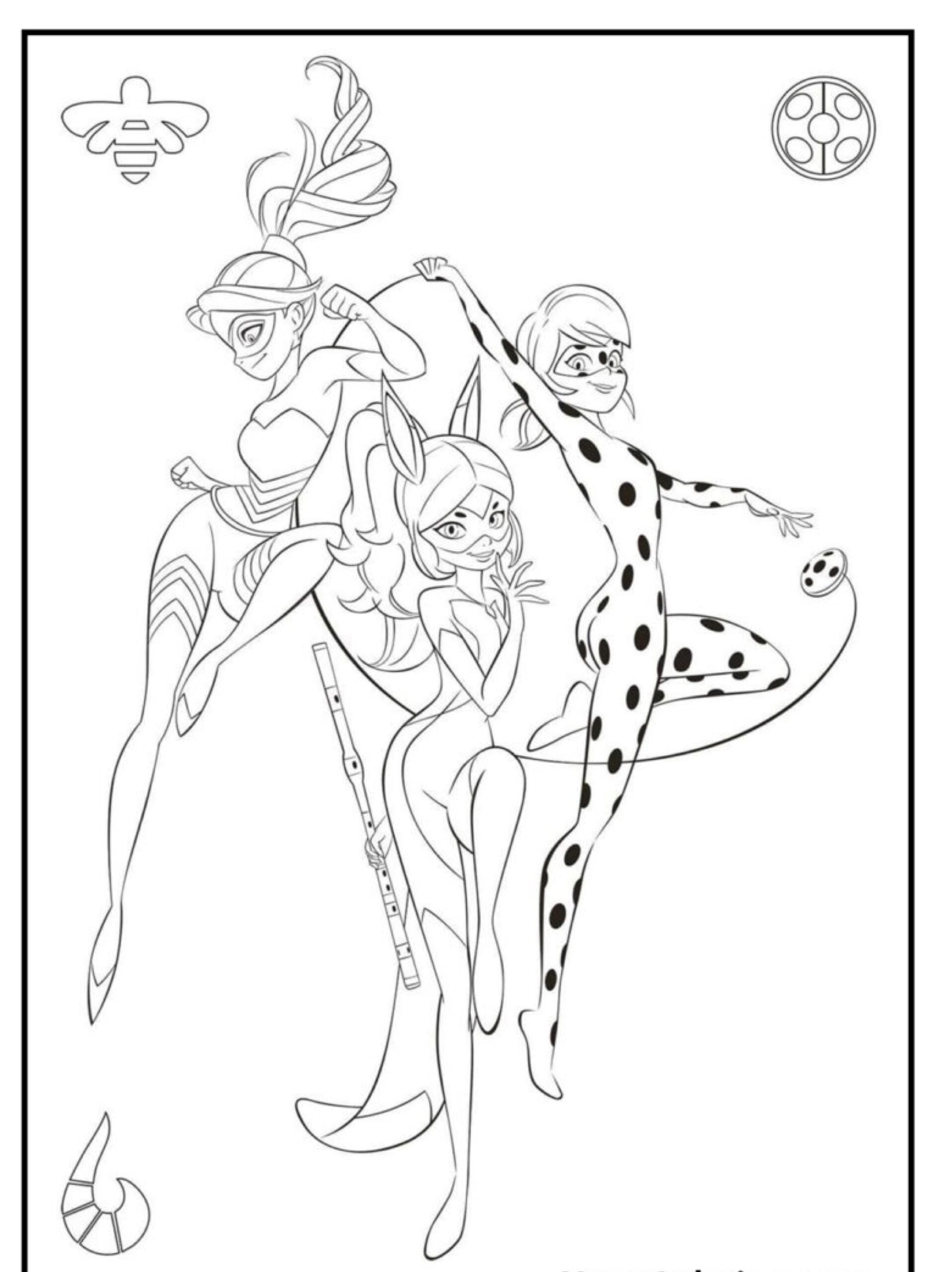 Três super-heroínas em poses dinâmicas, cada uma usando trajes únicos com diferentes padrões e acessórios, lembrando personagens de Desenhos Para Colorir. Para colorir.