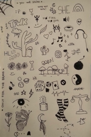 Uma coleção de vários rabiscos, incluindo símbolos, objetos e frases, desenhados em tinta preta sobre um fundo branco de caderno. Para desenhar.