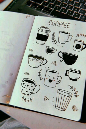 Uma página de caderno com vários desenhos de diferentes canecas e xícaras de café rotuladas como "CAFÉ" colocadas em um teclado de laptop. Para desenhar.