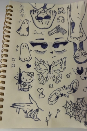 Uma página de caderno de desenho repleta de vários rabiscos de desenho, incluindo olhos, borboletas, fantasmas, mãos, uma teia de aranha e muito mais. Para desenhar.