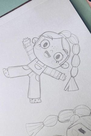 Um esboço a lápis de uma menina feliz com uma longa trança e olhos arregalados, vestindo um macacão e braços levantados em uma pose alegre na capa de um caderno. Para desenhar.