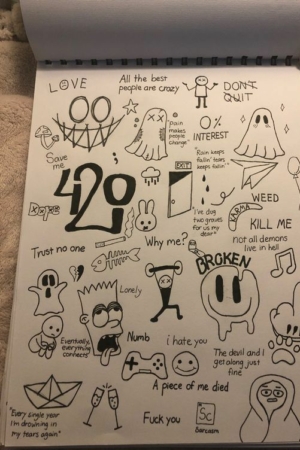 Uma página de caderno repleta de vários desenhos e frases, incluindo "420", fantasmas e mensagens como "Não desista". Para desenhar.