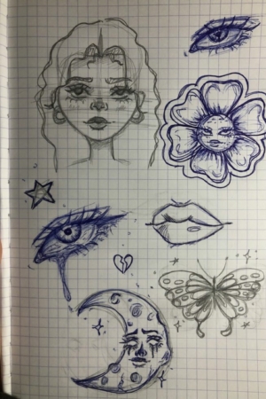 Rabiscos em papel quadriculado, incluindo um rosto de mulher, um olho, uma flor, uma estrela, lábios, uma lua, uma borboleta e um pequeno coração no meu caderno. Para desenhar.