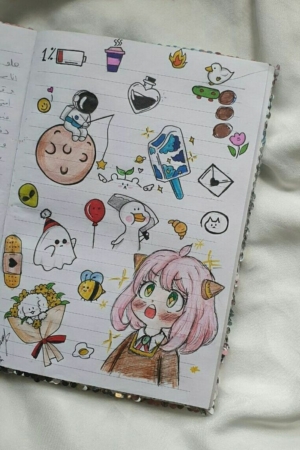 Uma página de caderno cheia de rabiscos coloridos, incluindo uma menina, uma lua e vários animais e objetos. O desenho animado no caderno dá vida a cada elemento com tons vibrantes. Para desenhar.