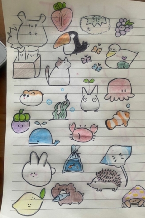 Uma página de caderno com desenhos fofos de animais e objetos, incluindo um coelho, um peixe, um gato e frutas, desenhados a lápis de cor. Para desenhar.