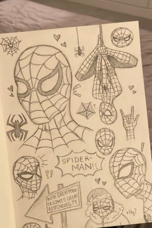 Uma página de caderno repleta de vários desenhos a lápis do Homem-Aranha, teias de aranha e elementos de quadrinhos relacionados. Para desenhar.