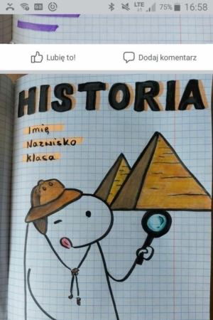 Uma pessoa de desenho animado segurando uma lupa com pirâmides ao fundo e "HISTORIA" escrito acima, perfeito para uma capa de caderno.