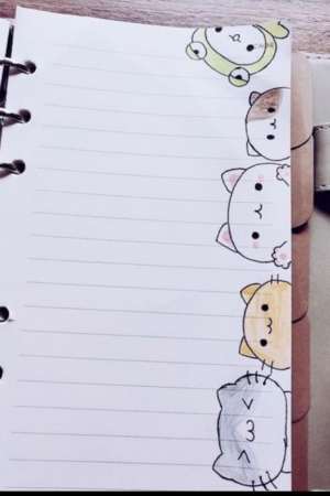 Página de caderno pautada com lindos gatos de desenho animado em várias cores desenhados na borda direita, perfeita para dar um toque divertido à sua capa do caderno.