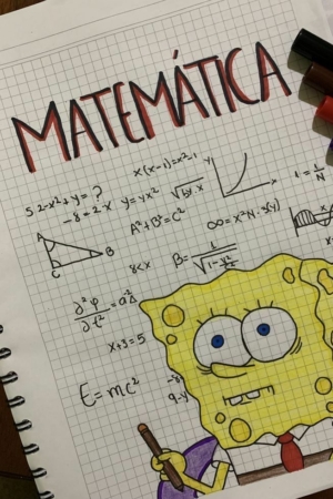 Uma página de caderno com fórmulas matemáticas e uma ilustração do Bob Esponja Calça Quadrada vestido de professor enfeitam a capa do caderno.