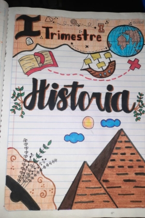 Desenho colorido para capa de caderno de história, com ilustrações de pirâmides, um globo, um livro e outros elementos históricos.