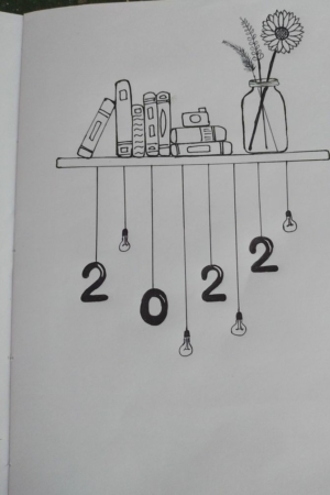 Uma estante com livros, um jarro com plantas e uma capa do caderno adornada com desenhos de números pendurados exibindo "2022" com lâmpadas.