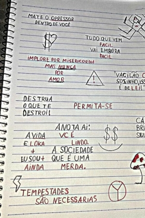 Uma página de caderno repleta de frases motivacionais escritas à mão em português e vários pequenos rabiscos adornam a capa do caderno.