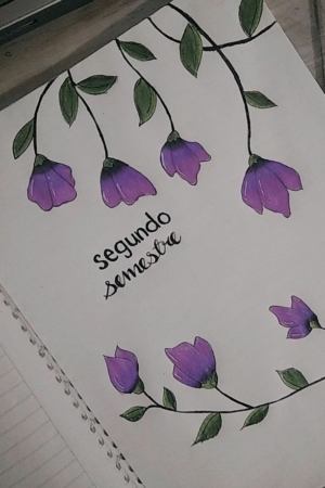 Uma página de caderno decorada com flores roxas e folhas verdes, com o texto "segundo semestre" no centro, é uma linda capa de caderno.