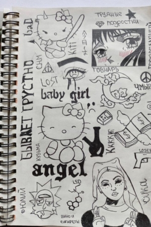 Uma página de caderno cheia de rabiscos, incluindo Hello Kitty, olhos, texto em inglês e russo, símbolos de paz e vários outros esboços na capa do caderno.