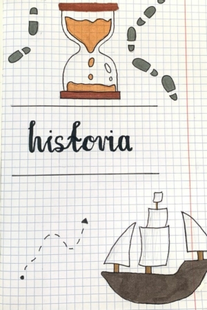 Papel quadriculado com um desenho lindamente intrincado de uma ampulheta, um navio, passos e a palavra "história" em caligrafia elegante enfeitam a capa do caderno.