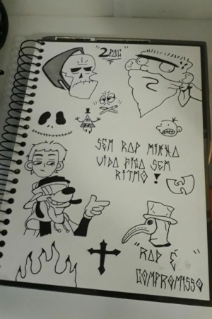 Uma página de caderno com vários rabiscos em tinta preta, incluindo personagens de desenhos animados e texto em português. Para Colorir.