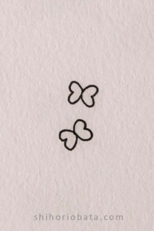 Dois rabiscos minimalistas de borboletas em um papel branco. A URL "shihoriobata.com" está na parte inferior. Ideal para quem ama desenho desenho pequeno. Para desenhar -