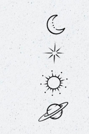 Ilustrações minimalistas de uma lua crescente, uma estrela, um sol e um planeta com anéis em alinhamento vertical sobre um fundo salpicado, lembrando desenhos pequenos. Para desenhar -