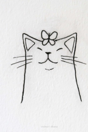 Desenho simples de um gato sorridente com uma pequena borboleta na cabeça pelo artista Shihori Obata. Para desenhar -