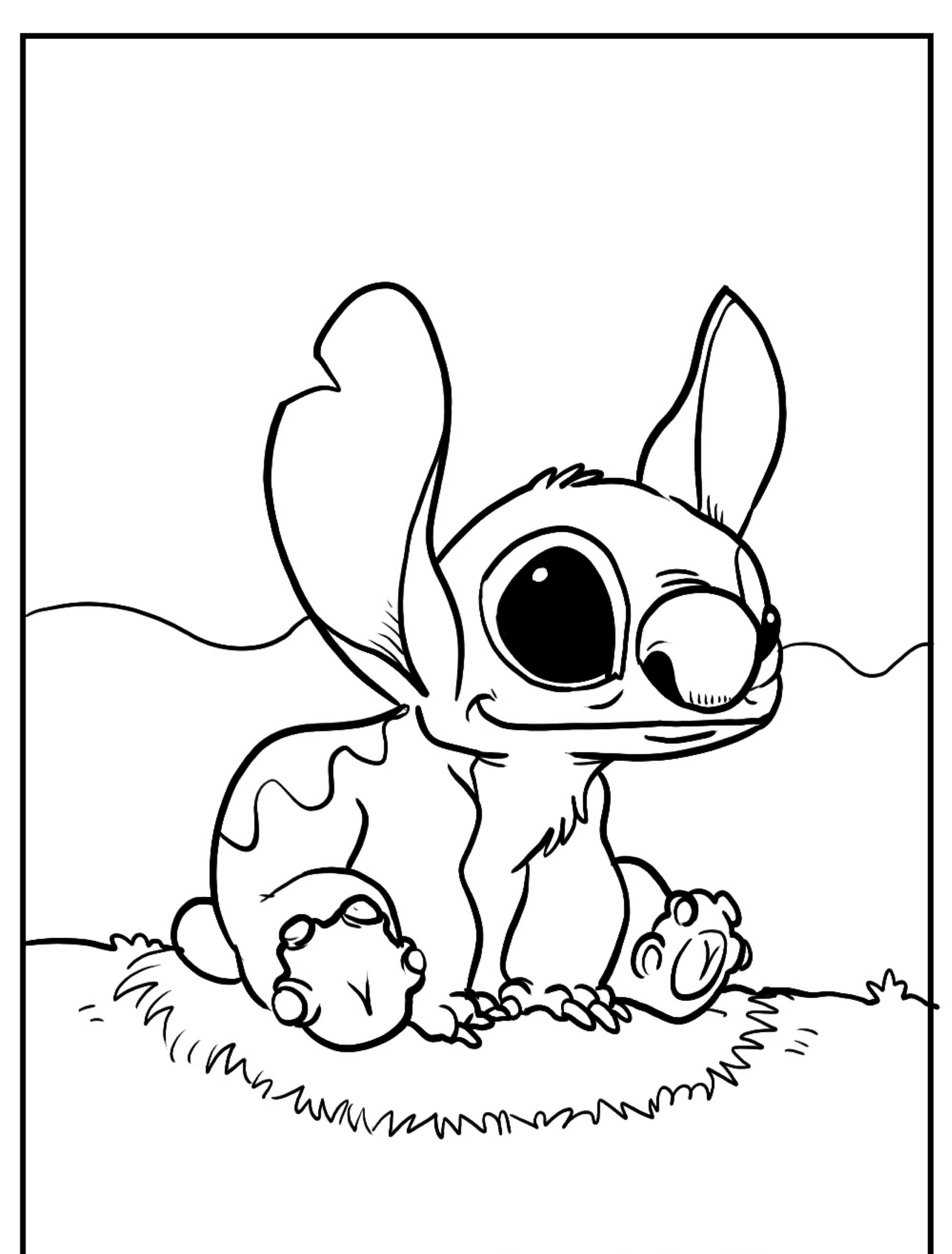 Um desenho em preto e branco do Stitch de "Lilo & Stitch" da Disney sentado na grama com uma montanha ao fundo, perfeito para colorir.